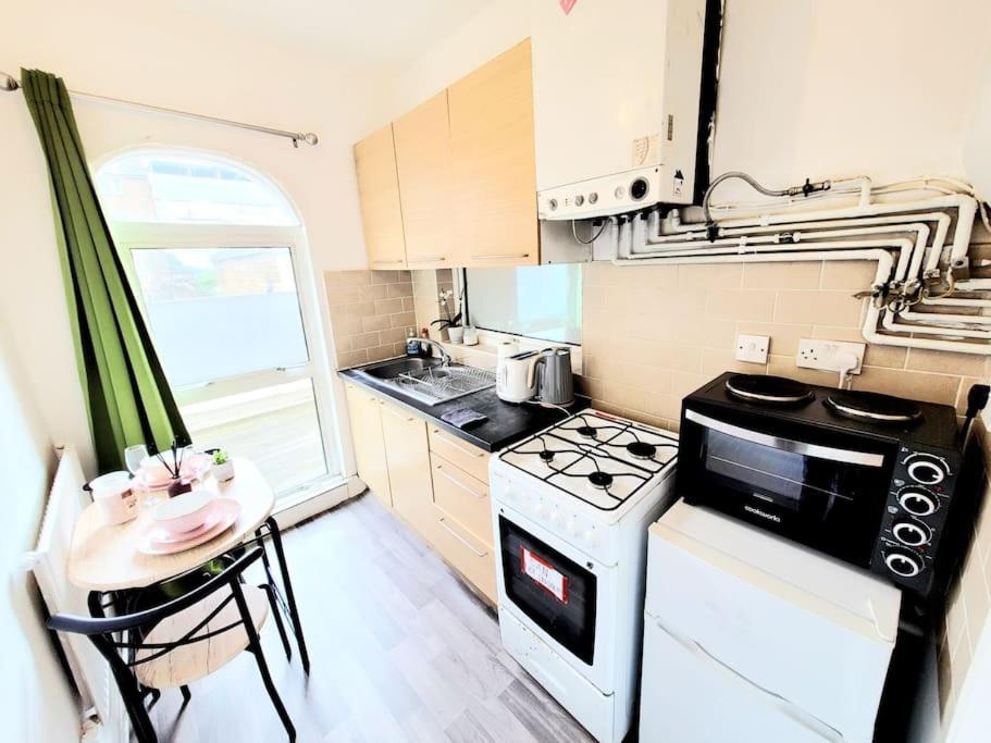 One Bedroom Apartment With A Terrace In Angel Londres Exterior foto
